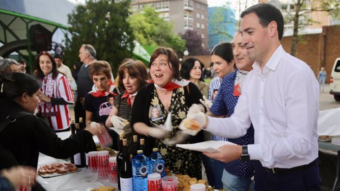 El candidato a lehendakari, Imanol Pradales,  participa en un mitin-fiesta del PNV celebrado en la Plaza de Errekalde de Bilbao