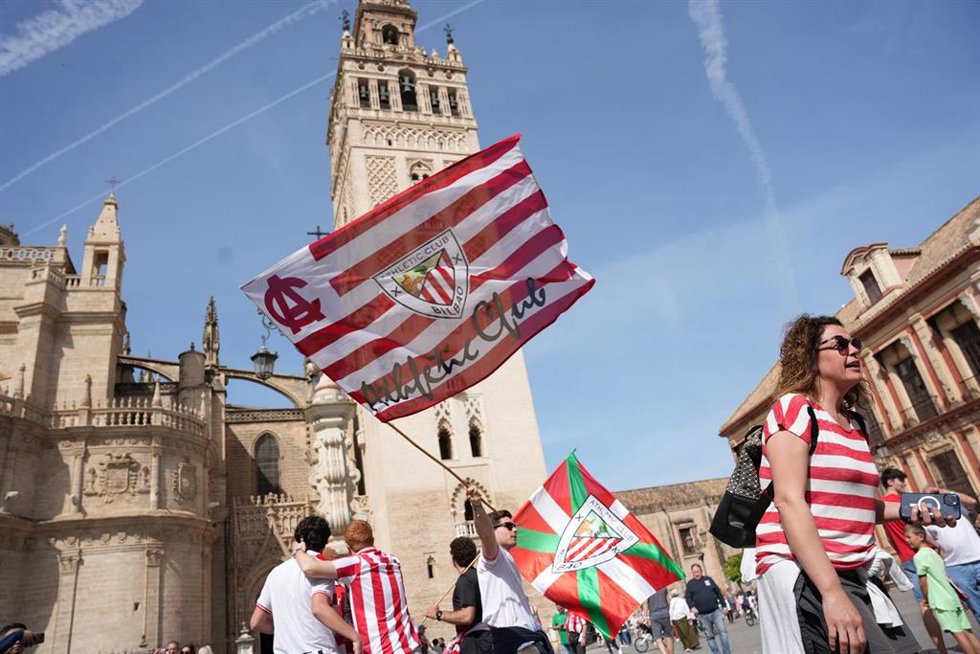 Aficionados del Athletic Club de Bilbao en el entorno de la Catedral de Sevilla