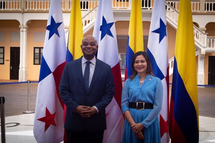 El ministro de Exterires, Luis Gilberto Murillo, y su homóloga panameña, Janaina Tewaney.