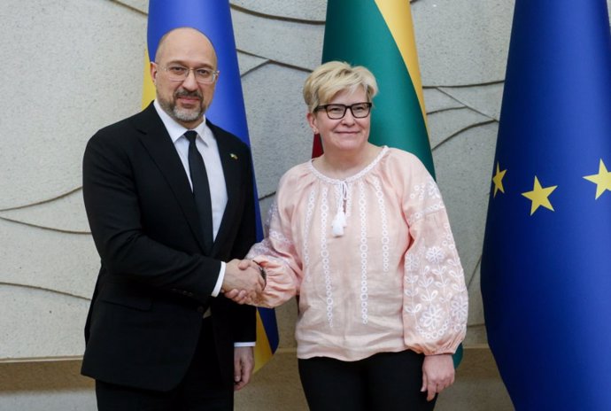 El primer ministro de Ucrania,  Denis Shmigal, y la primera ministra de Lituania, Ingrida Simonyte.