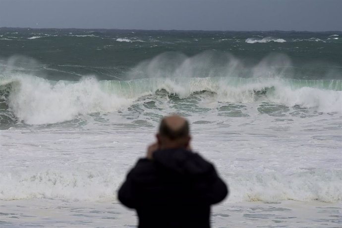 Archivo - Un hombre observa las olas durante el frente meteorológico, a 23 de febrero de 2024, en A Coruña, Galicia (España). La Agencia Estatal de Meteorología (Aemet) decretó un aviso naranja por temporal costero en el litoral gallego que ya está activo