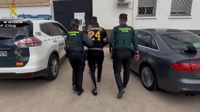 La Guardia Civil detiene en Beniparrell (Valencia) a dos personas e investiga a una tercera por los delitos de sustracción de vehículo y falsedad documental