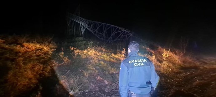 Torre de alta tensión caída en el lugar del incendio.