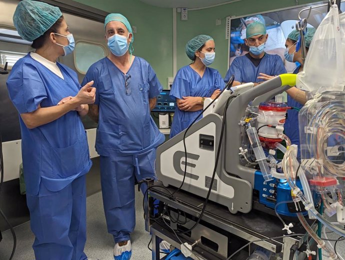 Un equipo del Hospital da Luz de Lisboa visita la Arrixaca para formarse en oxigenación por membrana extracorpórea