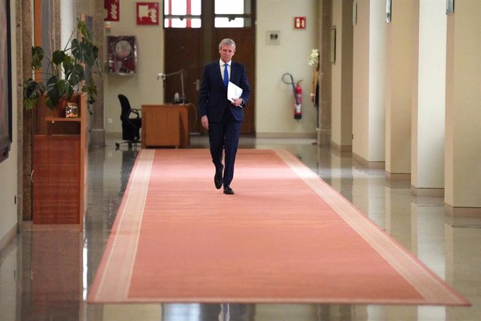 O presidente da Xunta de Galicia, Alfonso Rueda, nos corredores do Parlamento.