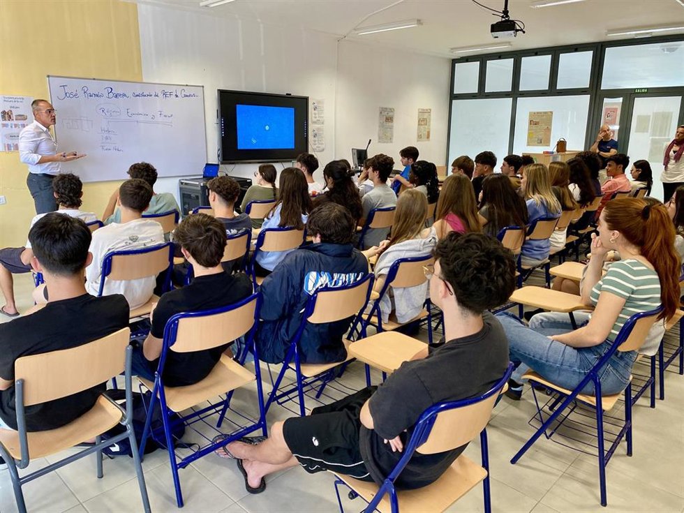 Alumnos de la ESO de Lanzarote se sumergen en el mundo REF para comprender su importancia para Canarias