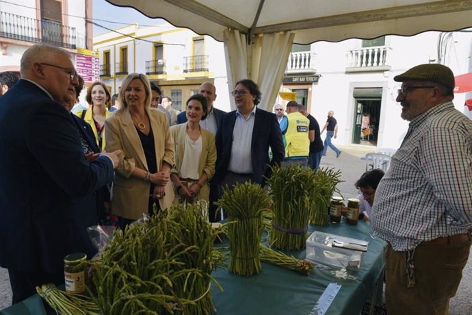 La presidenta de la Asamblea de Extremadura, Blanca Martín, participa en la inauguración de la Feria del Espárrago y la Tagarnina de Alconchel (Badajoz)