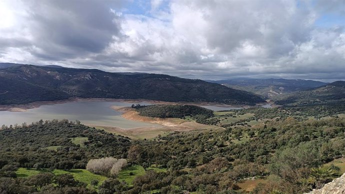 Archivo - Vista del embalse de Guadarranque, en la provincia de Cádiz.