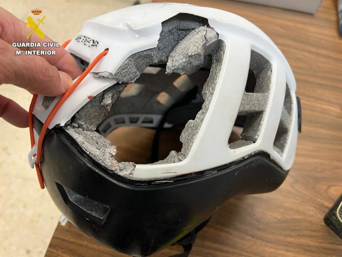Estado del casco del montañero tras el impacto de la placa de hielo