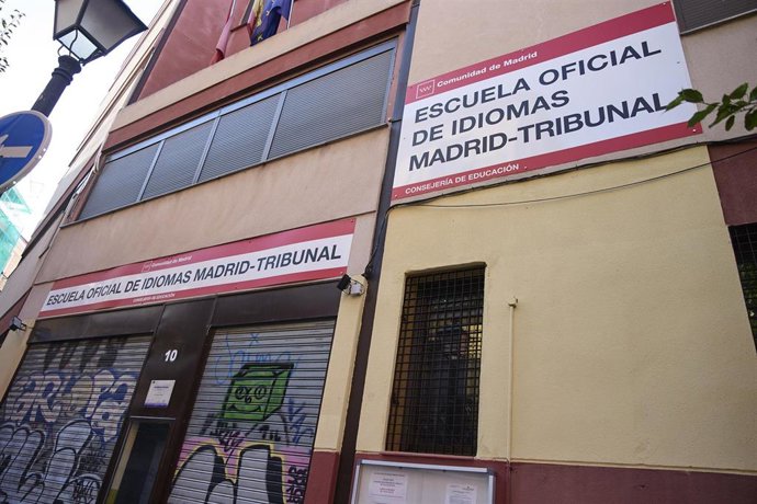 Archivo - Fachada de la Escuela Oficial de Idiomas Madrid-Tribunal, situada en la calle de Santa. Brígida.