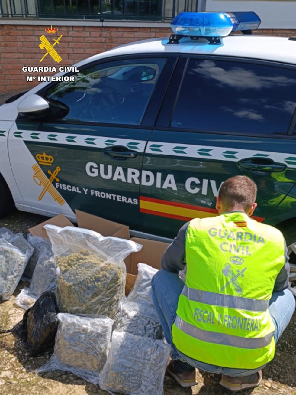 Imagen de agentes en el decomiso de drogas