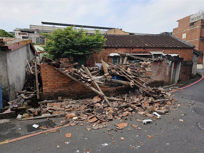 TAIPEI, April 3, 2024  -- This photo taken on April 3, 2024 shows a damaged house in Yilan County, southeast China's Taiwan. Four people died and another 97 were injured in a 7.3-magnitude earthquake that hit the sea area near Hualien in China's Taiwan on