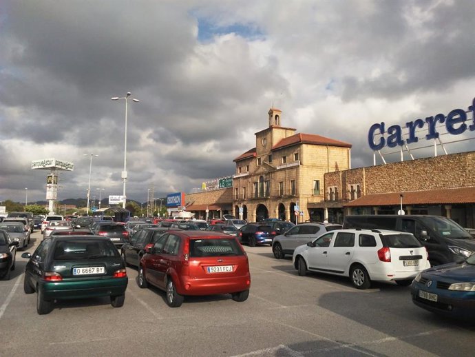 Archivo - Coches en un centro comercial 