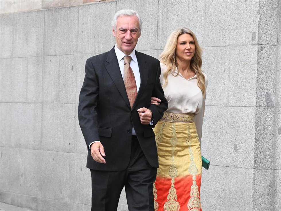 Gonzalo de la Cierva y Patricia Olmedilla llegan a la parroquia delSagrado Corazón y San Francisco de Borja para asistir al enlace matrimonial entre José Luis Martínez-Almeida y Teresa Urquijo Moreno, a 6 de abril de 2024, en Madrid (España). T