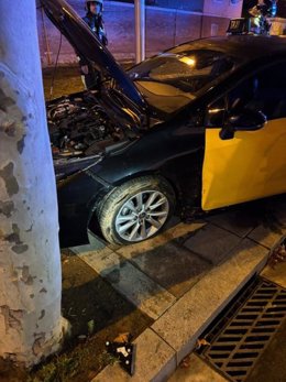 Taxi accidentado en la calle Capsec en Barcelona, tras el robo