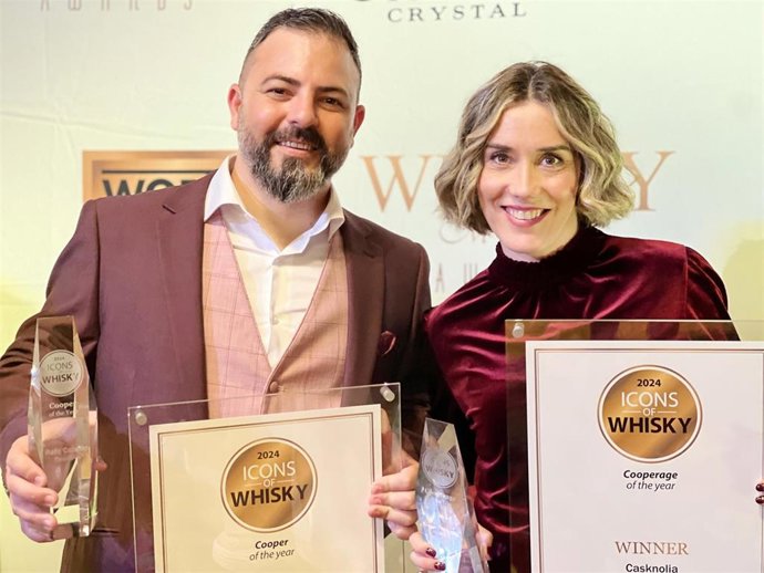 Rafa Cabello, gerente y maestro tonelero de Casknolia, con el galardón de Global Icon of Whisky: Cooper of the Year; y Elena Raya, directora adjunta de Casknolia, con el premio Global Icon of Whisky: Cooperage of the Year.
