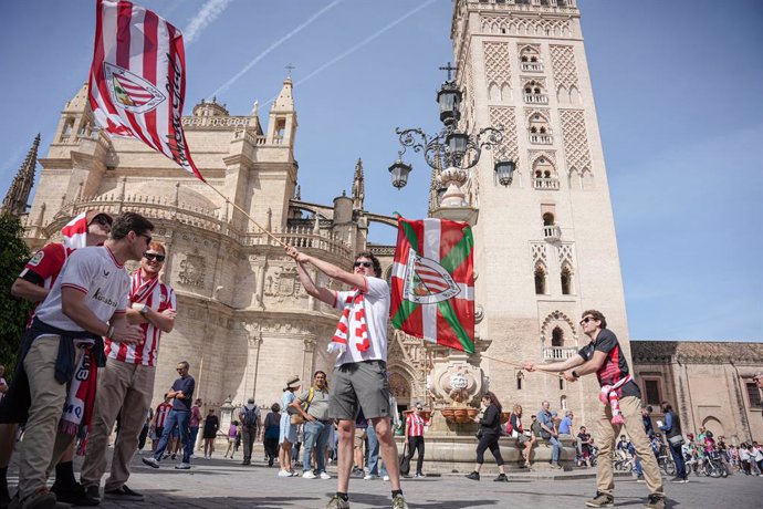 Aficionados del Athletic Club de Bilbao en el entorno de la Catedral este viernes. A 05 de abril de 2024, en Sevilla, (Andalucía, España). La final de la Copa del Rey se disputará mañana sábado entre el Athletic Club de Bilbao y el Real Club Mallorca en e