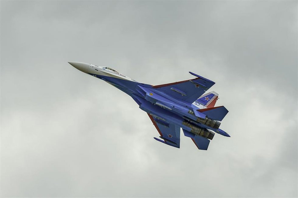 Archivo - Avión de combate ruso durante un desfile en Moscú