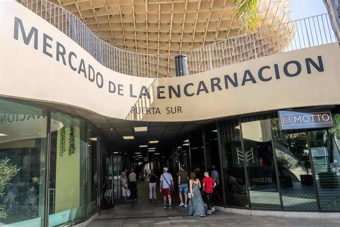 Archivo - Entrada principal al Mercado de la Encarnación en Sevilla.