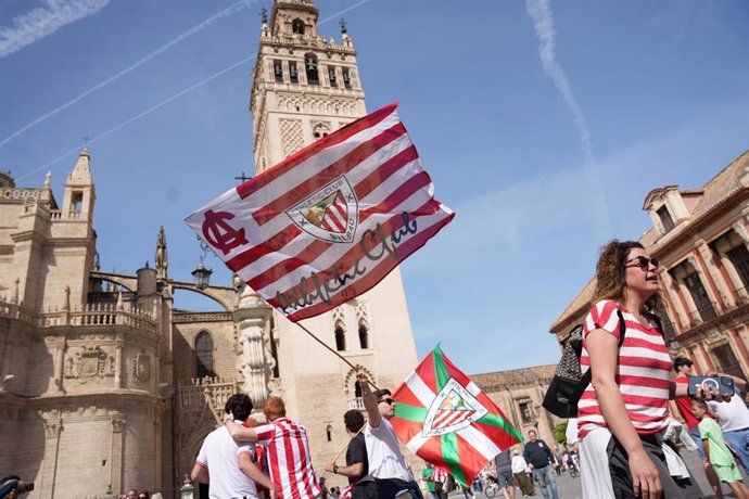 Aficionados del Athletic Club de Bilbao en el entorno de la Catedral este viernes.