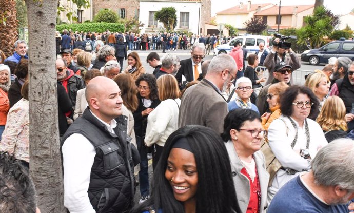 Llargues cues per accedir a l'acte de Puigdemont de presentació de la seva candidatura a Elna (França)