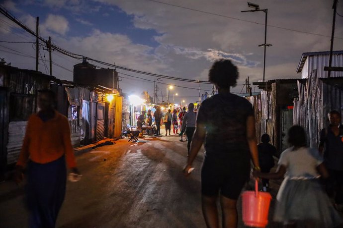 Archivo - February 23, 2024, Nairobi, KENYA: Locals are headed back to their homes from work along the busy streets in Kibera Slum, Nairobi. Kibera, the largest slum in Nairobi and Africa, is home to more than a million residents packed into an area of le