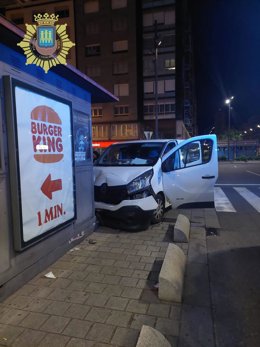 La Policía Local de Logroño detiene a un conductor que circulaba bajo los efectos del alcohol y colisionó contra un quiosco, causando dos heridos leves