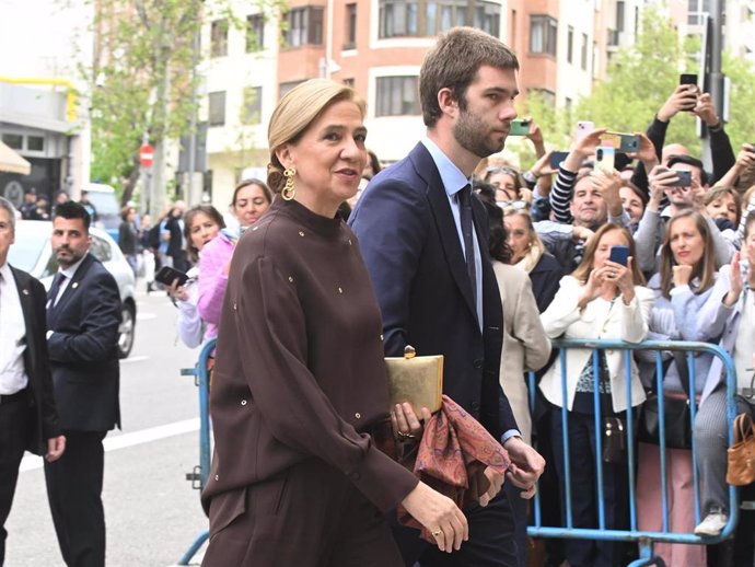 La infanta Crsitina de Borbón acompañada por su hijo, Juan Valentín Urdangarín, llegan a la parroquia del Sagrado Corazón y San Francisco de Borja para asistir al enlace matrimonial entre José Luis Martínez-Almeida.