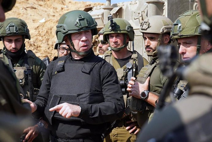 Archivo - El ministro de Defensa de Israel, Yoav Gallant, con tropas israelíes 