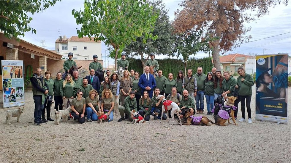 El consejero de Educación, Formación Profesional y Empleo, Víctor Marín, durante una visita a los alumnos del SEF que se forman en el centro de La Herradura.