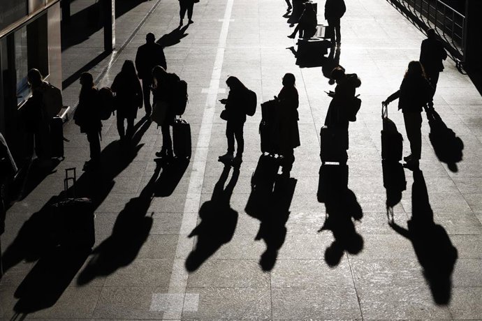 Archivo - Viajeros en el aeropuerto de Málaga Costa del Sol, en una imagen de archivo.
