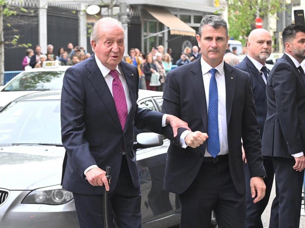 El rey emérito, Don Juan Carlos de Borbón, llega a la parroquia delSagrado Corazón y San Francisco de Borja para asistir al enlace matrimonial entre José Luis Martínez-Almeida y Teresa Urquijo Moreno, a 6 de abril de 2024, en Madrid (España).