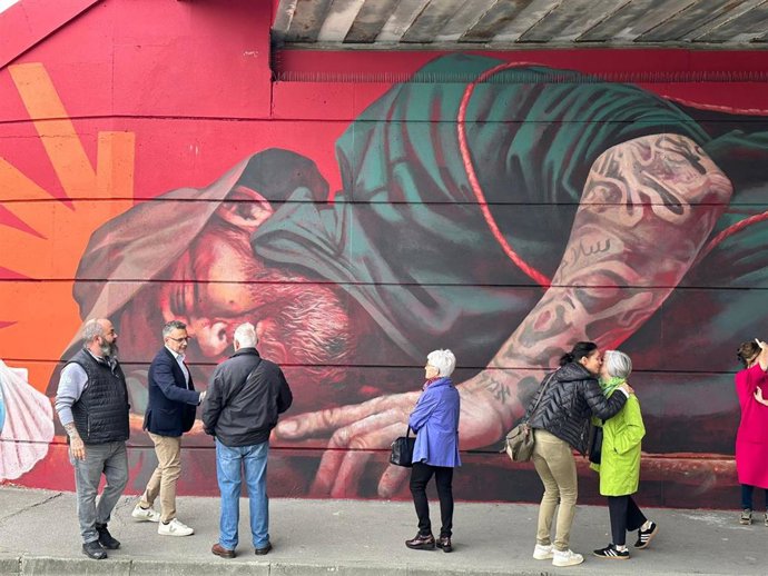 Un mural del pintor Carlos Corres con motivos logroñeses y del Camino saluda desde esta mañana uno de los accesos más importantes a Libourne
