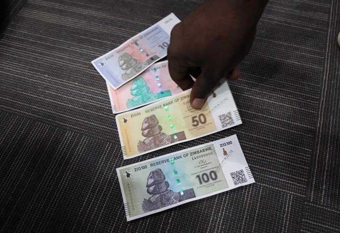 Imagen de archivo de los nuevos billetes de dinero en Zimbabue 