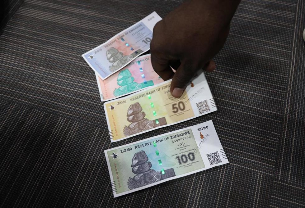 Imagen de archivo de los nuevos billetes de dinero en Zimbabue