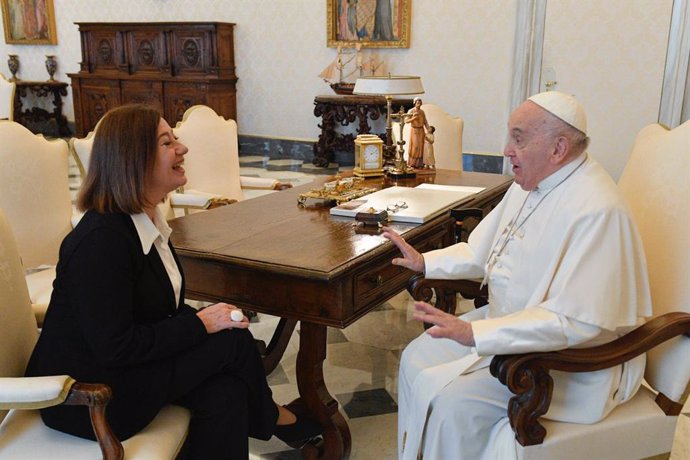 La presidenta del Congreso, Francina Armengol, durante su audiencia con el Papa Francisco en el Vaticano.