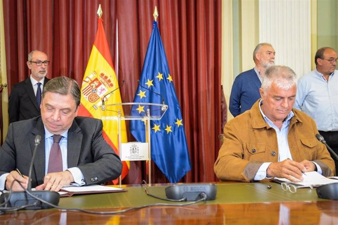El ministro de Agricultura, Pesca y Alimentación y el coordinador estatal de Unión de Uniones de Agricultores y Ganaderos, Luis Cortés, han firmado un acuerdo