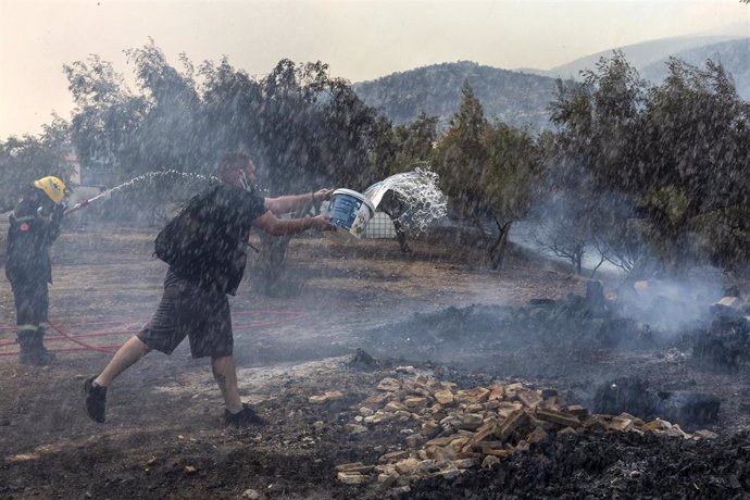 Archivo - Bomberos en Grecia en una imagen de archivo