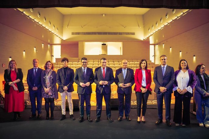 Archivo - Imagen de archivo de la inauguración del teatro de Palomares del Río