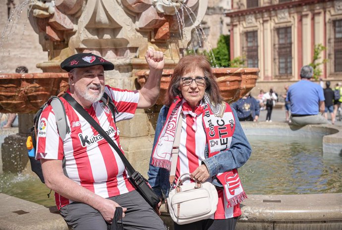 Aficionados del Athetic, en la fuente de la Plaza Virgen de los Reyes.