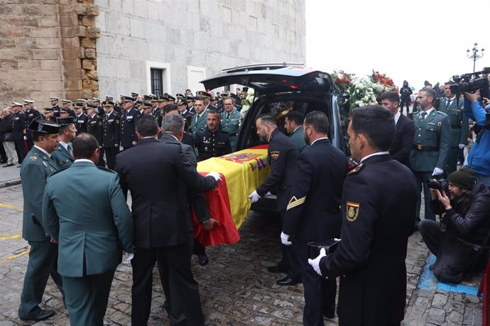 Archivo - Féretro de uno de los agentes tras el funeral celebrado en la Catedral de Cádiz