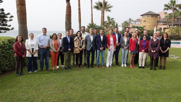 Miembros del PSOE de Málaga en una reunión en Estepona.
