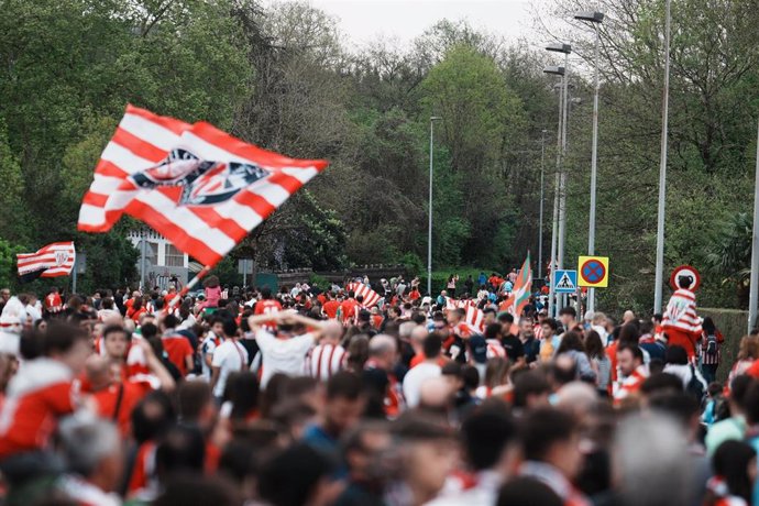La afición despide al Athletic Club en su salida hacia Sevilla para la final de la Copa del Rey