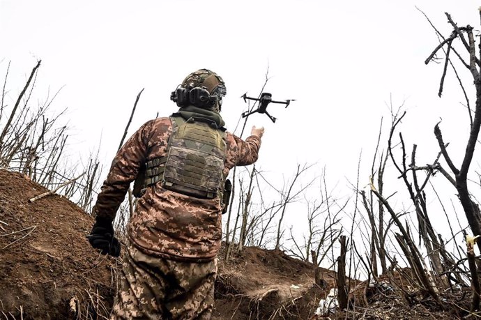 Archivo - Un soldado ucraniano con un dron