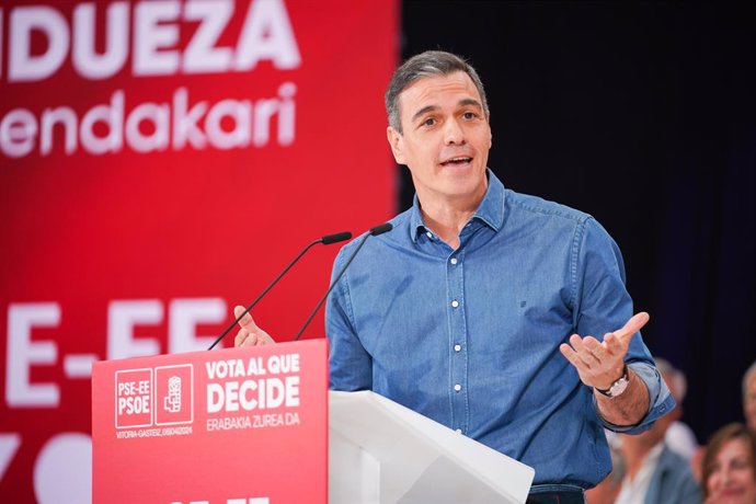 El presidente del Gobierno y líder del PSOE, Pedro Sánchez, interviene durante un acto de campaña del PSOE, en el Palacio Europa, a 6 de abril de 2024, en Vitoria-Gasteiz, Álava, País Vasco (España). Sánchez ha participado en un acto de campaña del PSE-EE