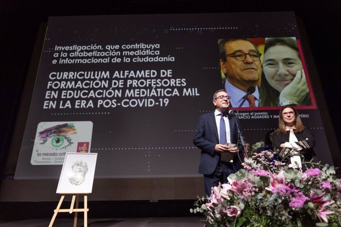 El Presidente de 'Alfamed', red euroamericana de Investigación en Educomunicación, el doctor Ignacio Aguaded; y la doctora María Amor Pérez