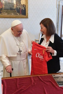 La presidenta del Congreso, Francina Armengol, entrega al Papa Francisco, una camiseta del RCD Mallorca