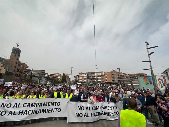 Nutrida manifestación en Alhendín contra el centro de migrantes de la Base Aérea de Granada.
