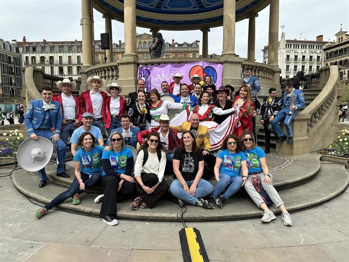 Mariachis y voluntarias de ANA durante la jornada de celebración del Día Mundial de Concienciación del Autismo en la Plaza del Castillo de Pamplona.