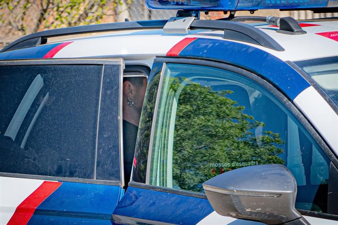 Coche de los Mossos que llevaba al detenido el miércoles en Albons